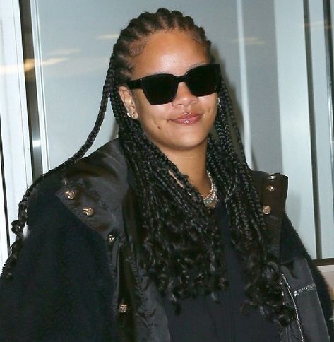 Braids Hairstyles On Rihanna Rihanna Braids Hairstyles, Rihanna Dreads, Rihanna Braids, Rihanna Blonde, Braids 2023, Diamond Face Hairstyle, Cornrow Braid Styles, Half Braid, Rihanna Hairstyles