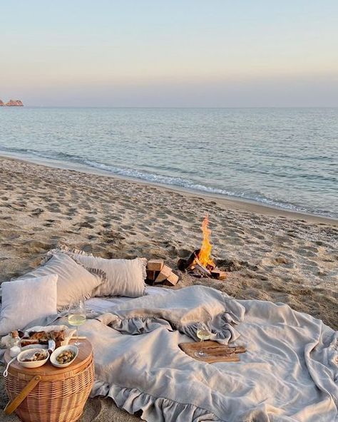 Daria (@dariabydasha) | Instagram Beach Bed, Beach Honeymoon Destinations, Picnic Inspiration, Picnic Decorations, Luxury Bedding Set, Beach Wedding Favors, Oakland California, Luxury Lifestyle Dreams, Light My Fire