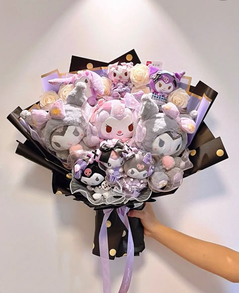 So adorable, I need this TODAY Original link: https://twitter.com/piinkimi_/status/1558128840911765504?s=20&t=vv96ui7X50SHxQMptXMx0A Doll Bouquet, Christmas Bouquet, Style Kawaii, Hello Kitty Birthday, Kawaii Style, Fantasias Halloween, Hello Kitty Items, Sanrio Characters, Decoration Design