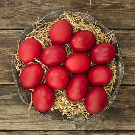 Follow my recipe and make Greek traditional red Easter eggs using only natural ingredients!  #easter #eastereggs #redeggs Red Easter Eggs, Dyed Eggs, Orthodox Easter, Greek Easter, Egg Dye, Easter Traditions, Easter Dinner, Easter Design, Easter Recipes