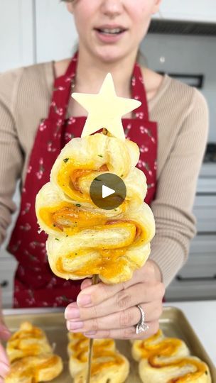 Easy holiday appetizer | Easy holiday appetizer I make ham and cheese appetizers in the shape of a christmas tree. | By Justine Kameron | Facebook Pizza Dough Christmas Tree, Crescent Christmas Tree, Christmas Tree Food, Family Snacks, Holiday Appetizers Easy, Grilled Cheese Recipes, Holiday Eating, Small Desserts, Cheese Appetizers