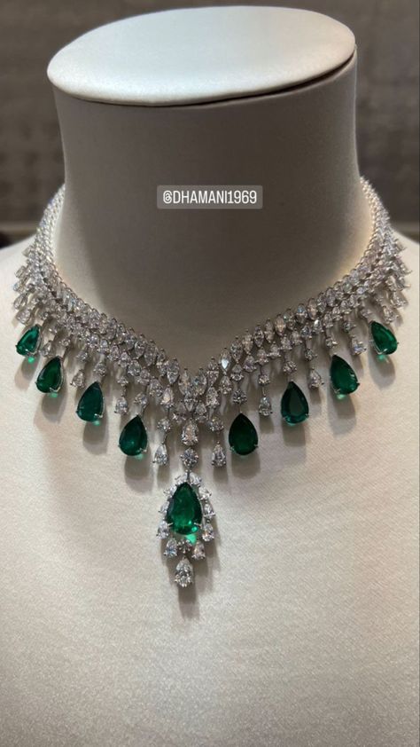 Expensive Earrings Diamonds, Royal Wedding Jewelry, Diamond Rings With Colour Stones, Expensive Jewelry Luxury Necklaces, Luxury Necklace Diamonds, Necklaces Expensive, Royal Jewelry Aesthetic, Diamond Necklace Aesthetic, Most Expensive Necklace