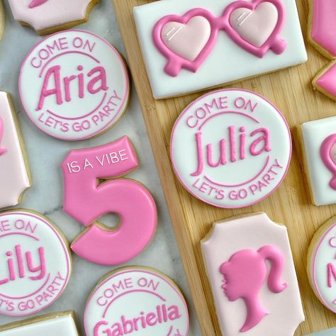 Vanessa Magno (@sweetcreations.vanessa) • Instagram photos and videos Barbie Sugar Cookies, Mommy Gift Basket, Barbie Cookies, Barbie Bday, Cutout Cookie, Handmade Cookies, Decorative Cookies, Cookies Birthday, Barbie Birthday Party