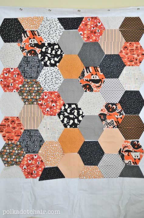 using a design wall for quilts Hex Quilt, Hexagon Quilt Tutorial, Hexi Quilt, Octagon Quilt, Quilt Design Wall, Hexagon Quilt Pattern, Lattice Quilt, Polka Dot Chair, Hexie Quilt