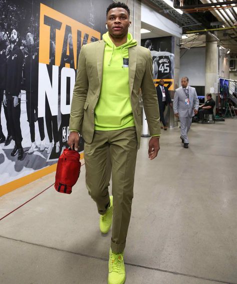 Introducing R29's Very Own NBA Fashion Awards #refinery29 https://www.refinery29.com/en-us/2018/06/200628/nba-2018-finals-best-players-style Russell Westbrook Fashion, Westbrook Fashion, Mens Gym Outfits, Basketball Outfits, Nba Outfit, Nba Fashion, Basketball Clothes, Basketball Game, Basketball Girls