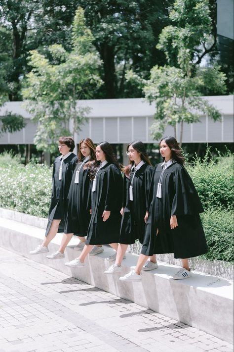 Pre Graduation Photoshoot Ideas, Convo Photoshoot Idea, Preconvo Photoshoot, Graduation Group Photoshoot, Pre Convo Photoshoot Idea, Graduation Pose Ideas, Convocation Photography, Group Photo Poses, Group Picture Poses