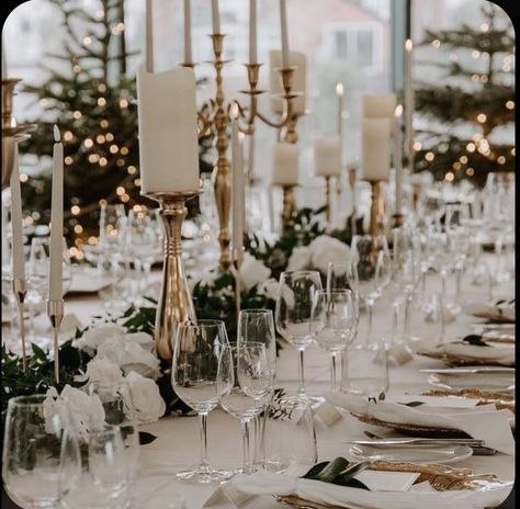 Winter White Wedding Decor, Winter Sweetheart Table Wedding, Christmas Wedding Decorations Receptions, White And Gold Winter Wedding, Winter Wedding Ceremony Decor, Winter Wedding Venue Ideas, Christmas Wedding Table Decor, Winter Wedding Gold, Winter Wedding Table Centerpieces