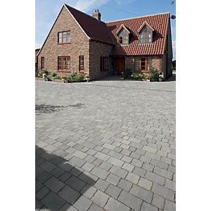 210899 - Marshalls Drivesett Tegula… Grey Driveway, Grey Block Paving, Front Garden Ideas Driveway, Block Paving Driveway, Garden Ideas Driveway, Driveway Blocks, Permeable Driveway, Paving Ideas, Driveway Design