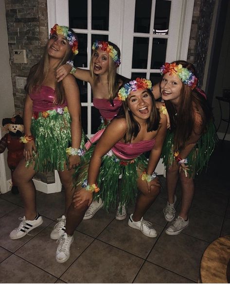 Hula Girls Halloween Costume, Vsco Halloween Costume, Carnaval Costume Group, Teenager Halloween Costumes Girls Ideas, 3 Girls Halloween Costumes, Cute Halloween Costumes For Groups, Hawaiian Halloween Costume, Surfer Halloween Costume, Cute Hollowed Costumes