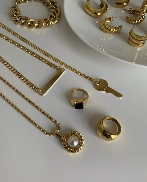 Everyday Luxury Gold-plated Jewelry, Chic Everyday Luxury Gold-plated Jewelry, Asthetic Jwellery Photography, Jewlary Pic Aesthetic Gold, Jewerly Aesthethic Feed, Antique Necklaces Design, Jewellery Photography Inspiration, Antique Gold Jewelry Indian, Jewelry Product Shots