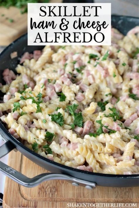 Skillet Ham & Cheese Alfredo goes from stove top to table top in minutes! With just one skillet and a few ingredients, this easy meal will be a weeknight life saver! Skillet Ham, Dinner Skillet, Easy Skillet Dinner, Ham Pasta, Ham Casserole, Easy Skillet Meals, Leftover Ham Recipes, Skillet Dishes, Quick Videos