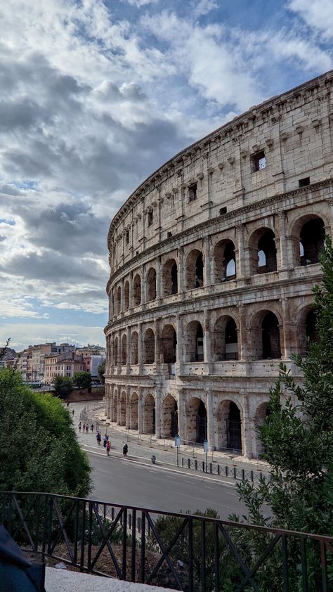 Italia Wallpaper, Rome Italy Aesthetic, Travel Picture Ideas, Italy Rome, Travel Pictures Poses, Italy Summer, Italy Aesthetic, Italian Summer, Iconic Landmarks