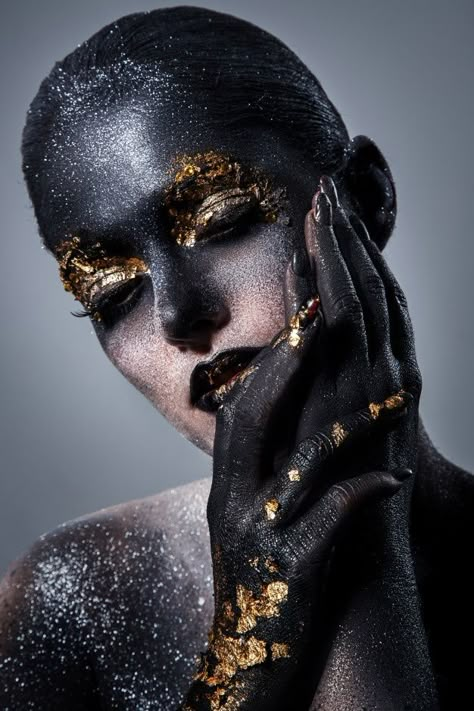 Black And Gold Makeup, Make Up Gold, Face Art Makeup, Avant Garde Makeup, Cool Makeup Looks, Gold Makeup, Crazy Makeup, Art Makeup, Foto Art