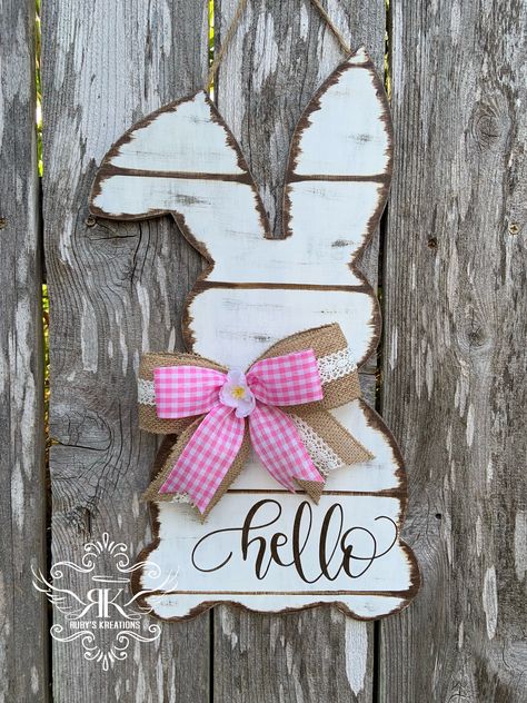 Spring Pallet Ideas, Easter Porch Decor, Bunny Door Hanger, Easter Door Hanger, Easter Craft Decorations, Spring Easter Crafts, Home Decor Rustic, Bunny Decor, Easter Signs