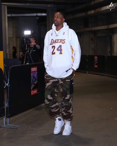 #lakers  #kobe  #menswear Kobe Outfits, Lakers Outfit Men, Laker Jersey Outfit Men, Atlanta Street Style, 200s Outfits, Nba Jersey Outfit, Lakers Outfit, Free Thug, La Lakers Jersey