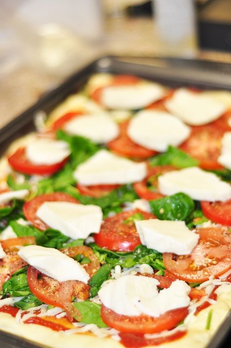 Spinach Tomato-Basil Pizza - GOODEness Gracious Tomato Spinach Pizza, Pizza With Basil Leaves, Spinach And Tomato Pizza, Feta Cheese Pizza, Feta Pizza, Basil Pizza, Spinach Pizza, Mozzarella Pizza, Healthy Pizza Recipes