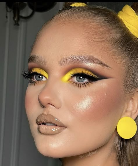 Yellow Make Up Aesthetic, Yellow Make Up, Yellow And Black Makeup, Yellow And Purple Makeup, Yellow Makeup Ideas, Eye Makeup Yellow, Yellow Makeup Looks, Yellow Cut Crease, Yellow Eyeshadow Looks