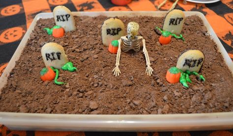 Grave Yard Cake Grave Yard Cake, Halloween Treats Recipes, Pumpkin Rolls, Grave Yard, Halloween Foods, Halloween Food Treats, Bake Cake, Chocolate Graham Crackers, Pumpkin Roll