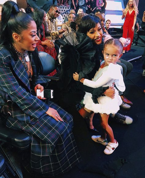 Nicki And Cardi, Cardi B Pics, Cardi B Photos, Bodak Yellow, Black Photography, Bubble Guppies, Career Fashion, Photo Grouping, Celebrity Trends