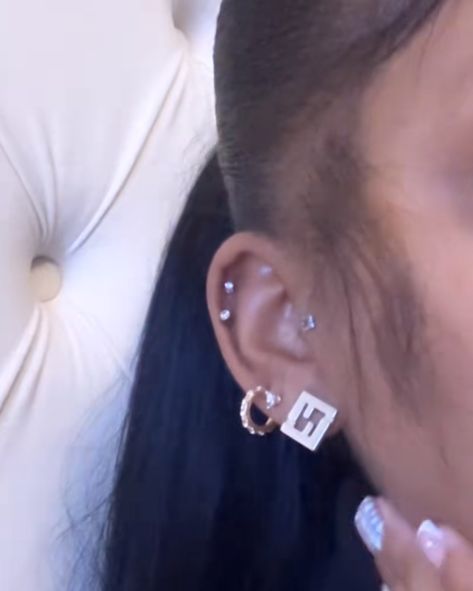 Ears Piercing Ideas Black Women, Baddie Piercings Ear, Fully Pierced Ears, Ear Piercing Ideas Black Women, Right Ear Piercings, Left Ear Piercings, Ear Piercings Black Women, Ears Piercing Ideas, Piercings Black Women