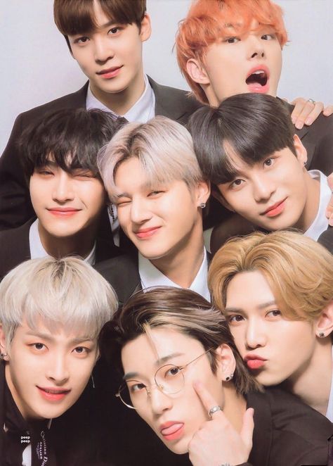 #wattpad #humor HongJoong: ¿Tan duro es criar a 7 huevones? SeongHwa: 6., yo no cuento, yo los educo, :) ATEEZ Chat's ~Historia basado en Ateez, en su forma de actuar, Y pensamiento hacía el escritor, espero que les guste uwu r J Hope Selca, J Pop, Got7 Jackson, Korean Boy, Woo Young, Group Photo, Kim Hongjoong, Pop Idol, Jackson Wang