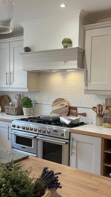 Farmhouse Extractor Hood, Diy Cooker Hood Ideas, Diy Extractor Hood, Kitchen Hood Fan Ideas, Diy Cooker Hood, Kitchen Extractor Hood Ideas, Kitchen Fan Hood Ideas, Cooker Hoods In Kitchens, Kitchen Hob Ideas