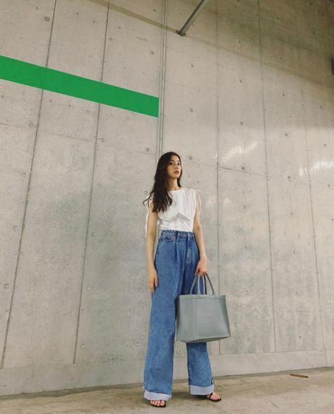 Summer Fashion In Japan — A Guide On Japanese Summer Trends 9 Japanese Minimalist Fashion Summer, Japanese Fashion Women Casual, Summer Outfits Japan, Japanese Summer Fashion, Japanese Fashion Summer, Tokyo Summer Outfits, Japan Fashion Casual, Japan Fashion Women, Japan Style Outfits