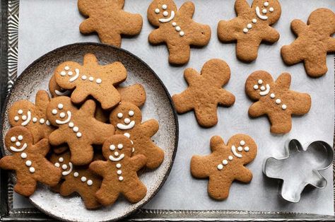 Gluten-Free Roll-Out Gingerbread Cookies Recipe | King Arthur Baking: This molasses-dark, ginger-and-spice flavored cookie is perfect for gingerbread men. We roll it a bit thicker than usual, to give the cookies just a hint of chew. Gluten Free Cookies Christmas, Gluten Free Holiday Baking, Vegan Gingerbread Cookies, Christmas Cookie Exchange Recipes, Gingerbread Cookie Recipe, King Arthur Gluten Free, King Arthur Recipes, Easy Party Desserts, Cookie Glaze