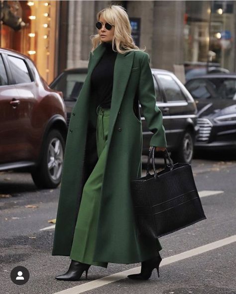 Paris Chic, Business Outfit, Green Coat, Winter Mode, Looks Chic, Mode Inspiration, Winter Fashion Outfits, Long Coat, Look Fashion