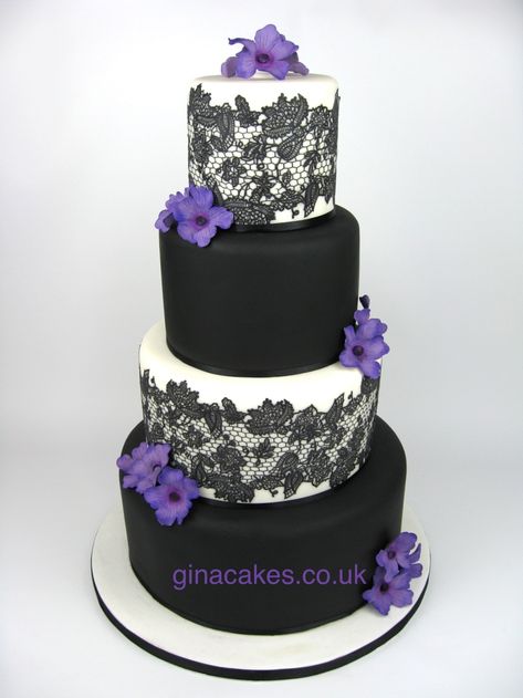 Wedding Cakes White, Purple Black Wedding, Gothic Wedding Cake, Dark Purple Wedding, Wedding Cakes Ideas, Cupcake Tower Wedding, Purple Wedding Cake, Black And White Wedding Cake, Princesa Tiana