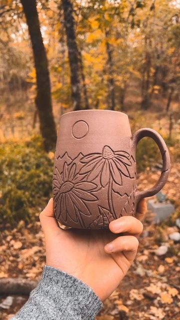 Pottery Mountain Design, Nature Mug Ceramics, Flower Carving Ceramics, Textured Mugs Pottery, Flower Mugs Pottery, Hand Carved Pottery, Wild Clay Pottery, Carved Clay Designs, Carved Pottery Mugs