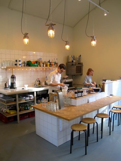 Open Coffee Bar, Open Kitchen Coffee Shop, Tiny Open Kitchen, Tiny Cafe Design, Micro Cafe, Open Kitchen Cafe, Bakery Workshop, Coffee Workshop, Workshop Cafe