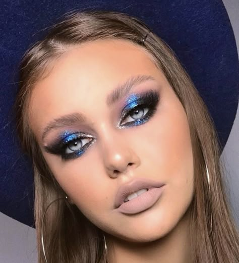 Blue Chrome Eyeshadow, Blue Concert Makeup, Chrome Makeup Look, Dark Blue Makeup Looks, Blue Glam Makeup, Dark Blue Makeup, Blue Glitter Makeup, Chrome Makeup, Glam Rock Makeup