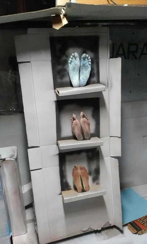 Haunted Morgue Ideas, Insane Asylum Costume Ideas, Insane Asylum Haunted House Ideas, Horror Room Decor Ideas, Diy Morgue Halloween, Halloween Insane Asylum, Halloween Insane Asylum Ideas, Haunted Basement Ideas, Hospital Haunted House