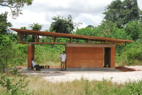 バランスがいい Desert Cabin, Hut Images, Mud Hut, Rammed Earth Homes, Mud House, Cabin House, Tiny Cabins, Rammed Earth, Wooden Structure