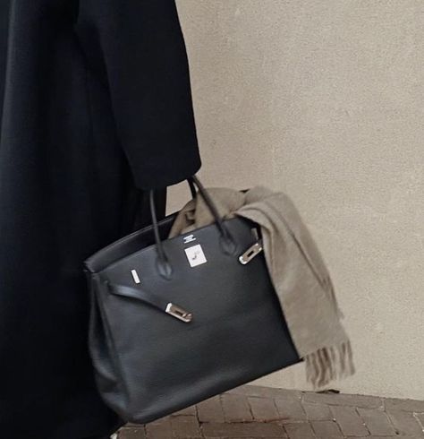 photo via @modedamour / Hermes Birkin / bag / black Birkin Work Bag, Big Birkin Bag, Birkin 40 Outfit, Birkin Bag Aesthetic, Used Birkin Bag Aesthetic, Birkin Aesthetic, Guys Accessories, Black Birkin Bag, Black Hermes Birkin