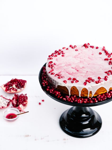 Pistachio and Pomegranate Cake Pomegranate Cake, Desert Dessert, Baking Bad, Rachel Khoo, Pomegranate Recipes, Single Layer Cakes, Yogurt Cake, Different Cakes, Chronicle Books