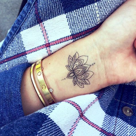 Flower Wrist Tattoo, Wildflowers Tattoo, Lotusblume Tattoo, Small Lotus Tattoo, Lotus Flower Tattoo Design, Polynesian Tattoos, Flower Wrist Tattoos, Marquesan Tattoos, Geometric Tattoos