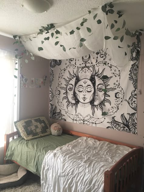 Corner Tapestry Bedroom, Tapestry Bedroom Ceiling, Ideas Para Decorar Tu Cuarto, Boho Celestial, College Dorm Room Decor, Chill Room, Tapestry Bedroom, Starry Nights, Pinterest Room Decor