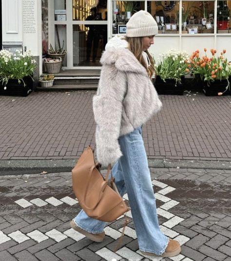 Fuzzy Headband Outfit, Fluffy Sweater Outfit, Outfit Nieve, Fluffy Coat Outfit, Platform Outfits, Ugg Platform, Fashion Tricks, Cafe Pictures, Aesthetic Photoshoot