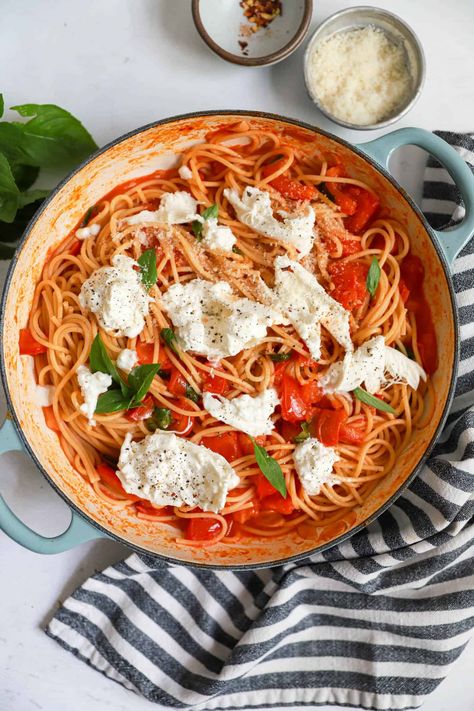 Pasta with Tomatoes and Mozzarella (Caprese Pasta) - My Therapist Cooks Caprese Pasta Recipe, Mozzarella Caprese, Pasta With Tomatoes, Tomatoes And Mozzarella, Caprese Pasta, Fresh Tomato Sauce, Low Carb Meal Prep, My Therapist, Veggie Stock