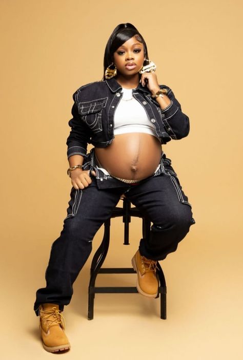 Big Mama Photoshoot, 90s Maternity Shoot Black Couple, Boxing Maternity Shoot, 90s Pregnancy Shoot, Maternity Photo Shoot Black Women, Black People Maternity Pictures, Old School Maternity Shoot, Black Pregnant Women Outfits, Mom And Daughter Maternity Shoot