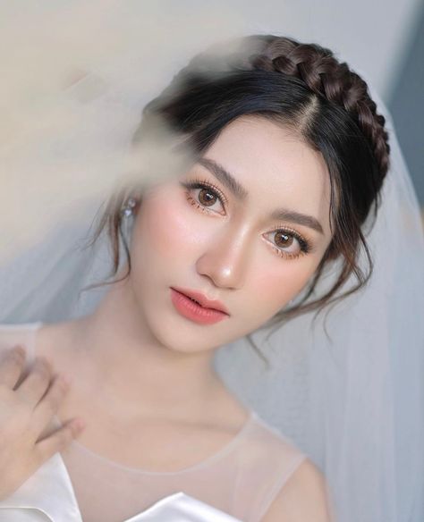 Bride Makeup Korean, Korean Wedding Makeup Look, Make Up Wisuda Korean Look, Korean Bride Makeup, Wedding Makeup For Asian Brides, Korean Bridal Makeup, Bride Makeup Asian, Korean Wedding Makeup, Makeup Akad