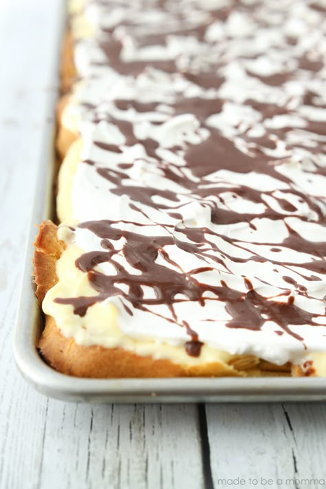 Eclair Cake Recipes, Homemade Chocolate Sauce, Eclair Cake, Desserts For A Crowd, Funnel Cake, Bed Ideas, Chocolate Sauce, Eclairs, Sheet Cake