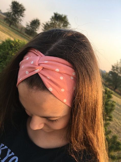 Knotted Headband Tutorial, Knotted Headband Diy, Sewing Headbands, Headband Diy, Crochet Bow, Scrunchies Diy, Headband Tutorial, Chic Crochet, How To Make Headbands