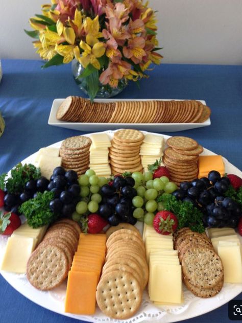 Cheese Ideas, Christmas Buffet, Graduation Party Foods, Buffet Ideas, Party Food Platters, Fruit Party, Party Trays, Veggie Tray, Party Platters