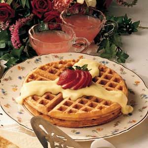 Waffles with Vanilla Sauce - unique rich vanilla sauce best served over warm waffles :-) Vanilla Sweet Cream Recipe, Vanilla Sauce Recipe, Belgian Waffles Recipe, French Toast Waffles, Breakfast Crepes, Crispy Waffle, Vanilla Sauce, Recipes Bread, Homemade Waffles