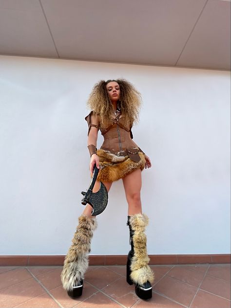 fur halloween costume woman brown curly hair skirt viking Viking Women Costume, Cavemen Costumes, Woman Viking Costume, Viking Halloween Costume Women, Viking Costume Women, Viking Costume Female Diy, Halloweentown High, Vikings Costume, Calavera Halloween