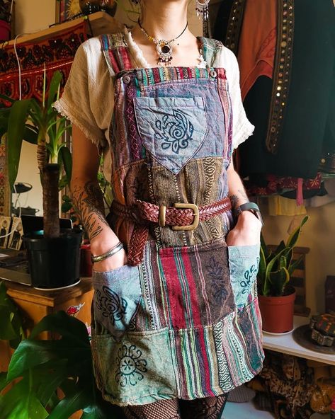 2,486 Me gusta, 42 comentarios - ADORNED (@adorned_uk) en Instagram: "🌼Dungarees or dunga dresses🌼? Or maybe you love both! Lucky for you we've just released a mini drop…" Cute Overall Dress, Boho Overalls, Overalls Style, Dungaree Dress, Hippie Girl, Hippie Vibes, Overall Dress, Dungarees, Hippie Style