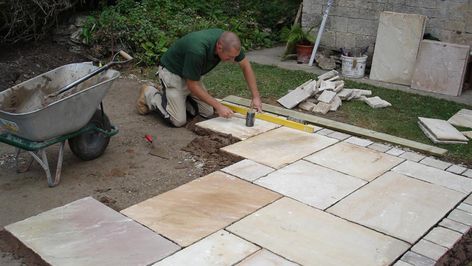 Laying Paving Slabs, Concrete Slab Patio, Laying A Patio, Back Garden Landscaping, Diy Concrete Patio, Patio Landscape Design, Sunken Patio, Diy Patio Table, Diy Doctor